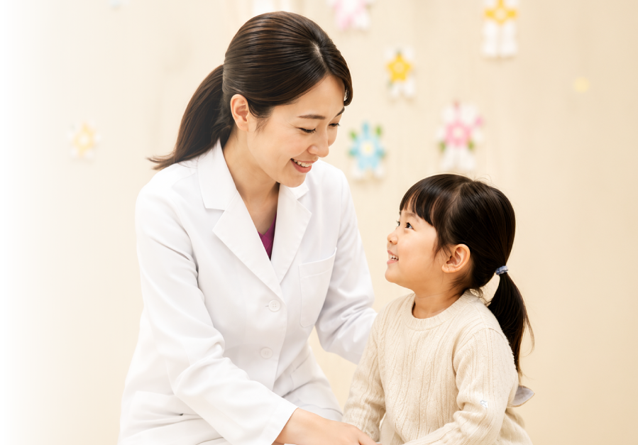 医師が子どもにやさしく話しかけている診療イメージ